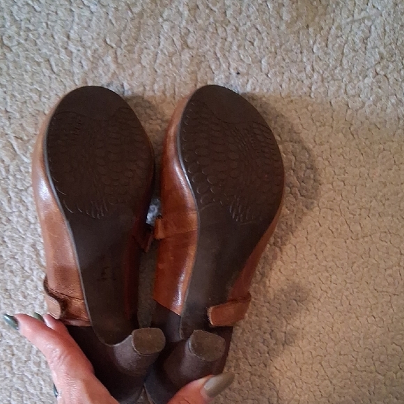 Tsubo Tan Women's Heels - Picture 9 of 9